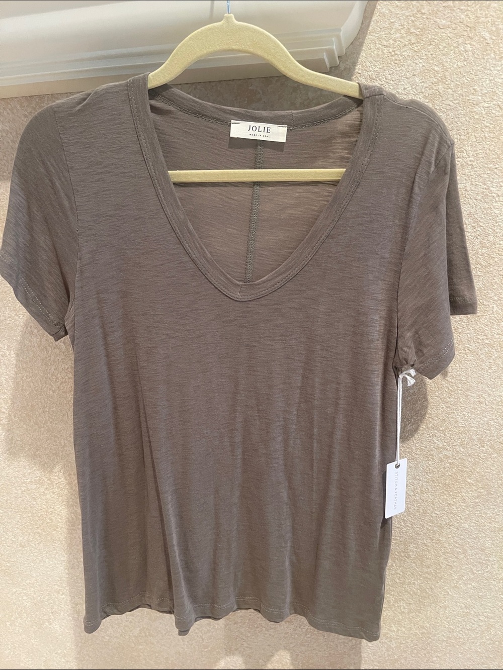 Jolie Short Sleeve V-Neck Tee in Olive